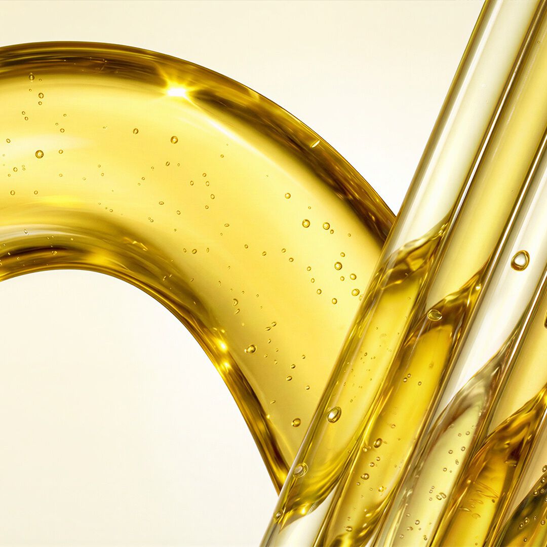 Carita scientific expertise: a precious golden oil circulating in glass tubes. The alliance of luxury and high technology for exceptional revitalizing care.