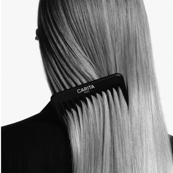 Smooth hair combed with a black Carita Paris comb.​